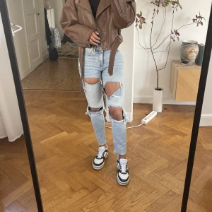 Trasiga jeans - Fina hedelhöga jeans med slitningar perfekta till våren. Dom är i mycket bra skick.