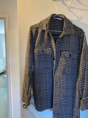 Zara jacka unisex - En fin oanvänd jacka från Zara i storlek Small passar både kvinnor och män perfekt för våren 