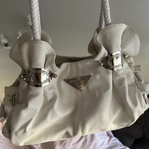 Vintage handväska - Cool vintage ”Prada” handväska köpt second hand. Kommer tyvärr inte till användning