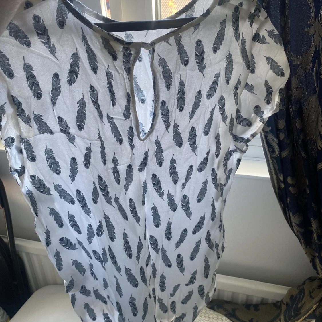 Vit blus med mönster  - 90