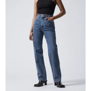 Rowe jeans - Ett par blå rowe jeans från Weekday, köpta i januari och använda några gånger sen dess, inga skador eller slitningar dock. 