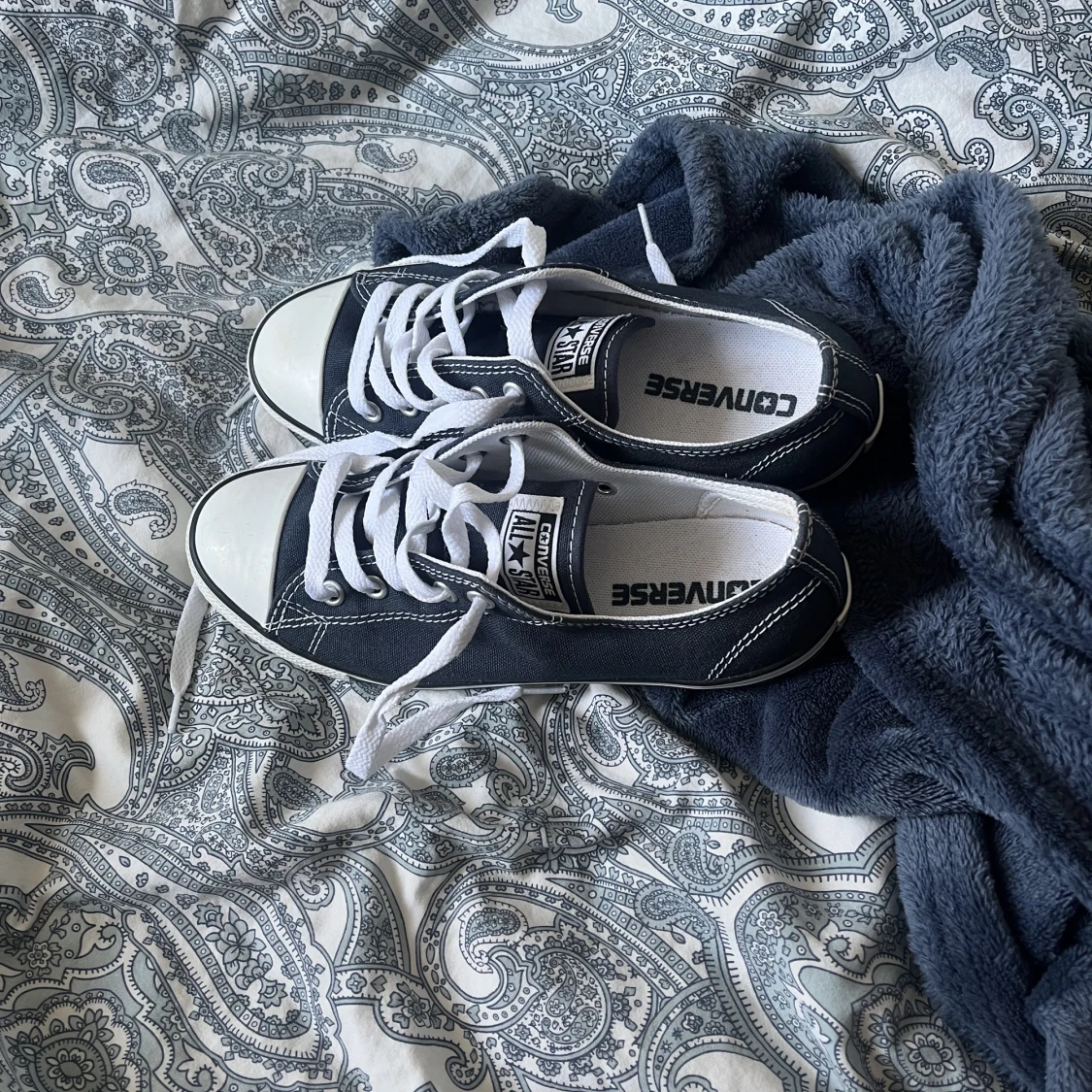 blå/svart low converse  - 90