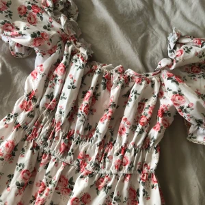 Klänning sommarklänning - Söt sommarklänning! Superskön och luftig. Storlek L