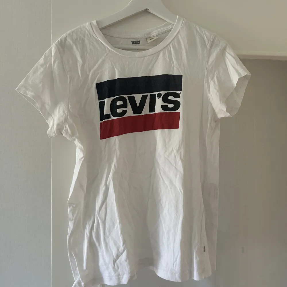 Levi’s t-shirt i använt skick. Storlek:Medium. T-shirts.