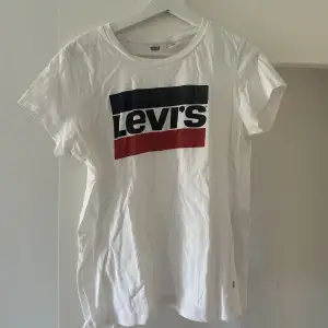 Levi’s t-shirt i använt skick. Storlek:Medium