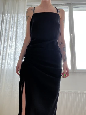 Klänning med slits - Från zara, aldrig använd 