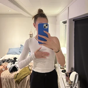 enaxlad topp - Säljer en jättesnygg ribbad enaxlad topp från ASOS i storlek XS✨50kr + frakt!