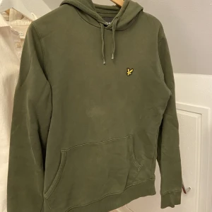 Lyle scott Hoodie  - Säljer nu min Hoodie!  Säljer pågrund av att jag har växt ut den. Priset är inte hugget i sten 🪨 