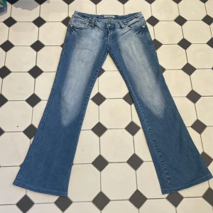 Lågmidjade jeans  - Midjemått tvärs över 39cm innerbenslängd 74cm