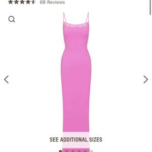 Säljer denna jättefina skims klänning som aldrig kommit till användning, lappen sitter kvar.
