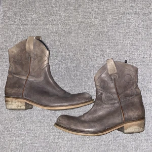 Boots grå - Boots i grått. Storlek. 39