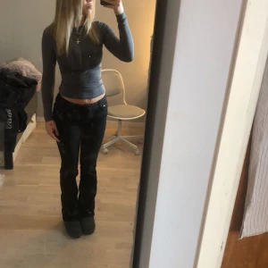 Bootcut jeans - Säljer svarta the low waist bootcut jeans ifrån zara, använda Max 5 gånger, i storlek 38. Är ca 168 cm lång😊Skriv för fler bilder❤️säljer för 250+frakt