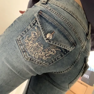 Low waisted jeans - Säljer dessa utsålda hm low waisted jeans! Jag är 176. Dem har inga defekter och säljer dem helt enkelt för att dem inte kommer till användning. Skriv för info o bilder, är aktiv varje dag❤️ Andvänd köp nu