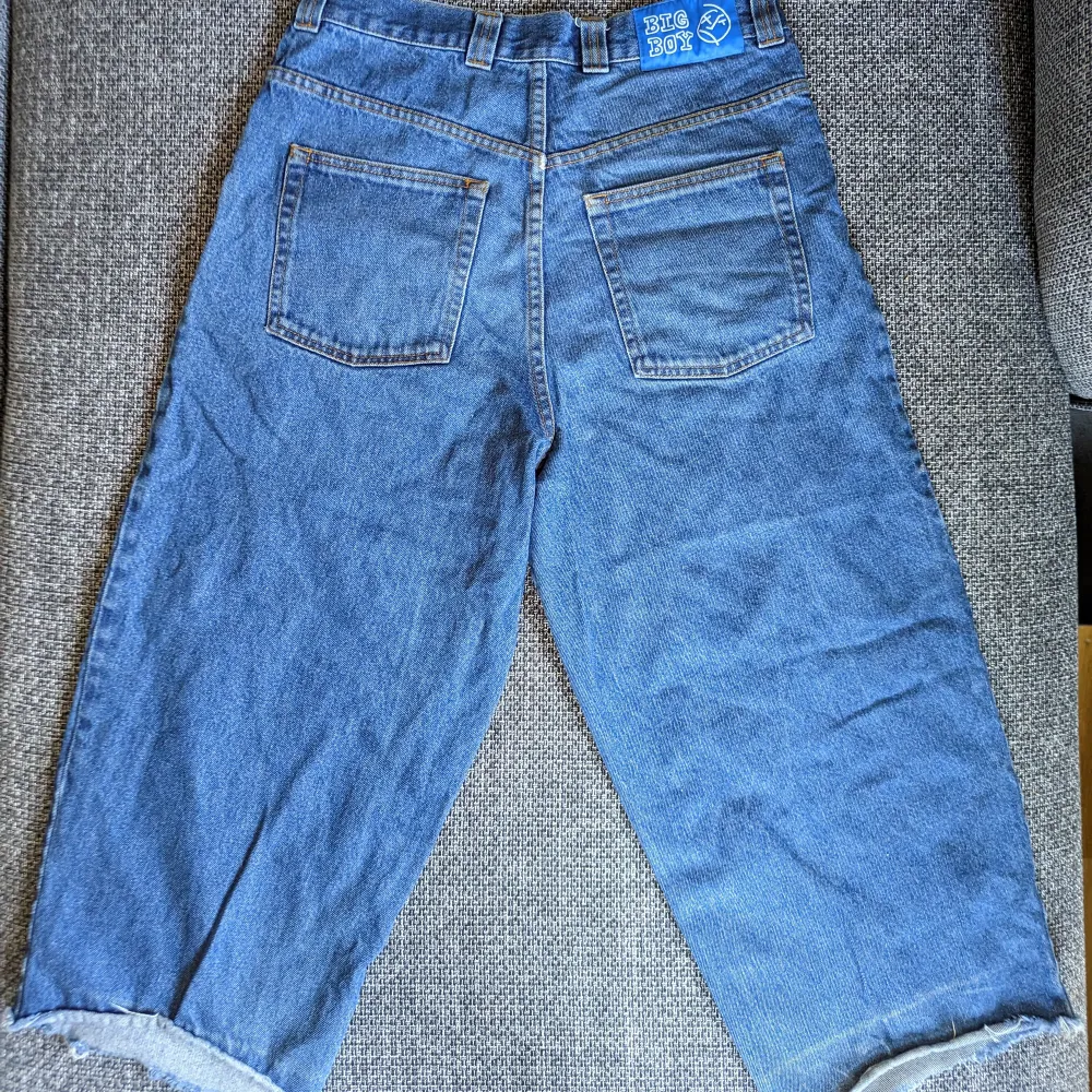 Polar Skate Co. Big Boy Jeans i färgen blå. Lite slitage på framsidan och klippt vid fotänden. Köpt från Plick och säljer för att de inte passar mig.. Jeans & Byxor.