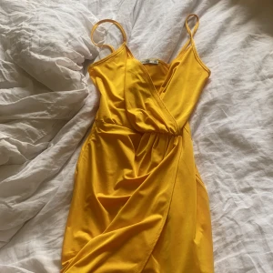 Klänning - Säljer denna fina långklänningen som Jag aldrig använt.