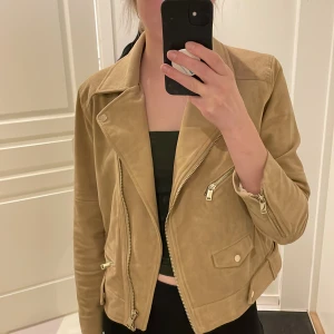 Jacka - Jacka från hm. Sparsamt använd. Storlek 40, men sitter bra på mig som annars är storlek 34. 