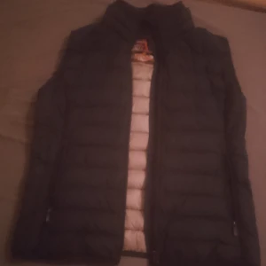 Parajumpers super lightweight väst - Parajumpers super lightweight väst i strl L. Använd fåtal gånger. Så gott som ny
