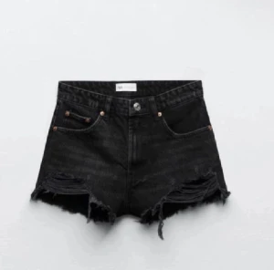 SLUTSÅLDA zara shorts  - Slutsålda eftertraktade zara shorts som är i bra skick men som inte är min grej längre. Skulle även säga att de passar en 36 ish🙌 (har även sålt likadana i 32 ifall ni ser en likadan annons på min profil och undrar)💗