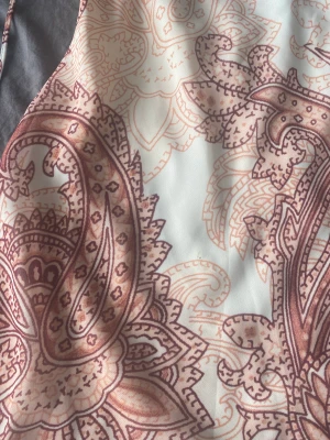 Klänning  - Söt sommarklänning med knytning bak. Taggar kvar men med en liten jord fläk 