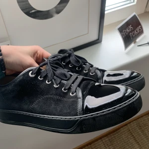 Lanvins - Säljer nu mina lanvin skor eftersom att jag är sugen på något annat. Sitter stort i storleken dessa är Uk6 och passar mig som har 42-43 i storlek i andra skor. Skick 7/10. Väldigt fina. Tveka inte att höra av sig! Pruta gärna!  Möts Stockholm Box finns