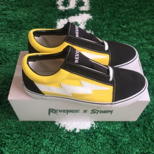 Revenge x storm australia exclusive - Size US 10 ≈ EU 44 (no EU size on box but fits like vans I would say). Brand new. All original + receipt. Please send a message before buying.