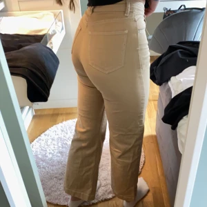 Beiga jeans - Supersnygga beiga jeans från Carin Wester i storlek 36. Säljer då de är för små för mig tyvärr. Perfekta jeansen nu inför vår och sommar!💖