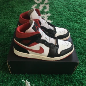 Air jordan 1 mid gym red - Size US 8 = EU 41. Condition 7,5/10. All original. Please send a message before buying.