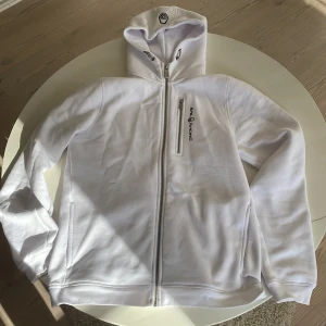 Sail racing hoodie  - Aldrig använd och köpt i Julas från sail racings hemsida. Nytt skick och inget fel på den alls. Pris kan diskuteras