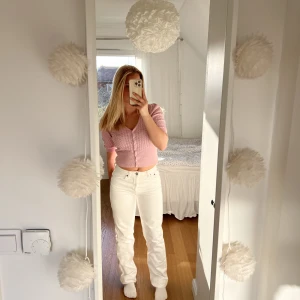 Vita midwaist jeans - Snygga vita jeans, perfekta till sommaren. Jag är 160cm och det är förlånga på mig, skulle säga att de passar någon som är ungefär 165-170 vem lång💓