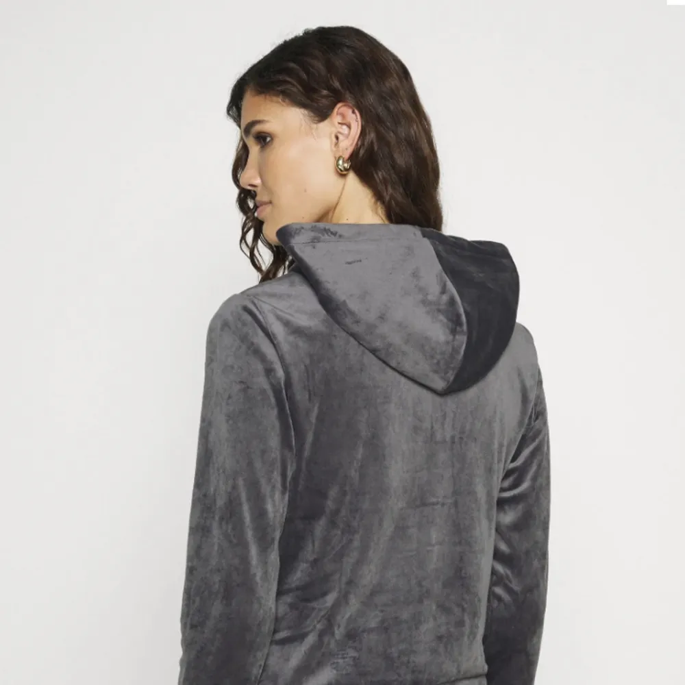 Säljer en mjukis hoodie från Gina tricot då den inte kommer till användning, nypris 249 och säljs för 140 då den är i bra skick, det finns även möjlighet att köpa hela gråa settet, skriv vid intresse och köparen står för frakten💗. Hoodies.