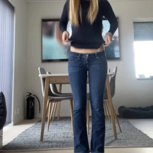 Hollister Co jeans bootcut - Helt nytt skick med lappen kvar Dom är lite för korta för mig därför säljer ja dom tyvärr,jag är ungefär 160cm