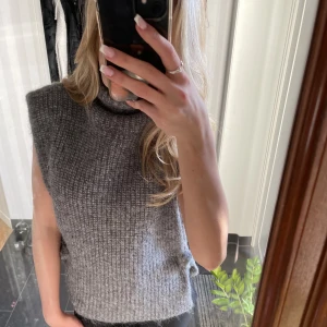 Tjocktröja väst - Som en varmare väst tröja som nästan är oanvänd!💗