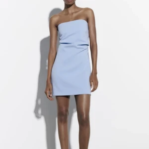 SÖKER ZARA KLÄNNING - SÖKER LJUSBLÅ ZARA KLÄNNING I STORLEK S