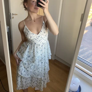 Volangklänning  - Så söt volangklänning med blommor på!