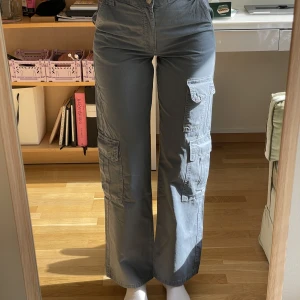 Cargopants - Gråblåa cargopanst som inte kommer till användning. Jättefint skick. Passar mig som brukar ha 34/36.