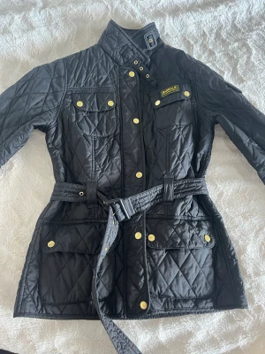 JACKA - Barbour - Nästan oanvänd barbour jacka som ej kommer till användning längre. Storlek 36