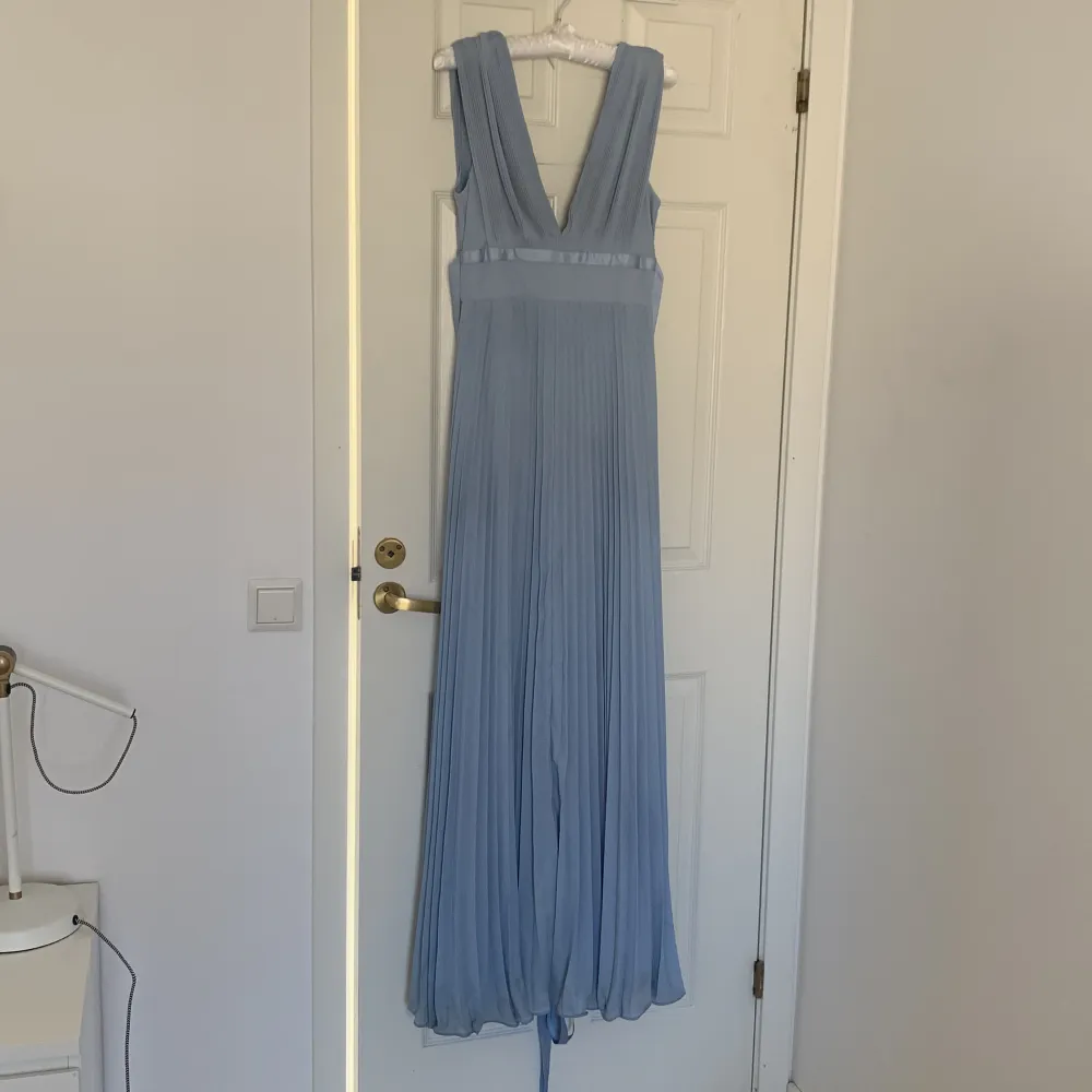 Säljer denna super fina blåa balklänning. Köpt för 969kr. Använd 1 gång! 💙. Klänningar.