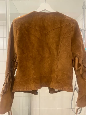 Moccaimitation jacka  - Jättefin jacka i moccaimitation! Endast använd 2 gånger så i perfekt skick 