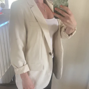 Kavaj - Helt ny kavaj från object . Beige i storlek 34