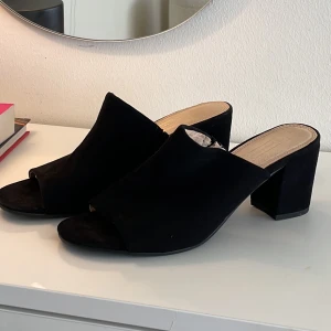 Svarta Slipins Klackskor - Svarta klackskor i mocka tyg. Storlek 37. Sulan har släppt lite men inget som syns men därav priset. 