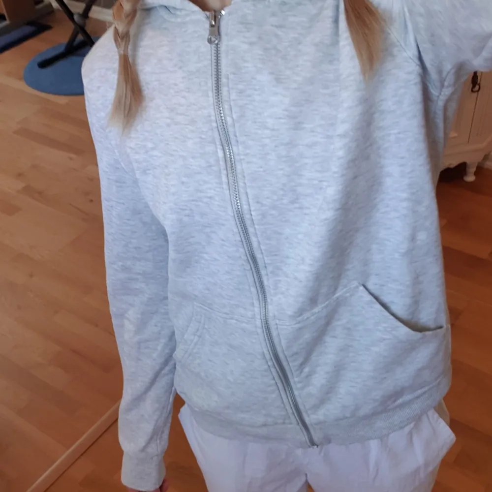 En grå jättefin tröja med dragkedja från hm💕. Hoodies.