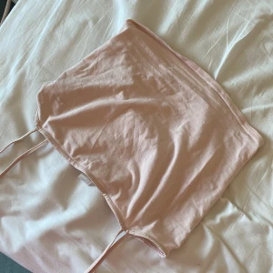 Linne rosa  - 3 år gammal. Det finns en pytteliten röd fläck längst ned. Stretchig o men faller tillbaka direkt. Bra kvalite.