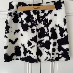 Svart och vit minikjol - Svart och vit minikjol i mycket gott skick. Inga slitningar eller defekter. 