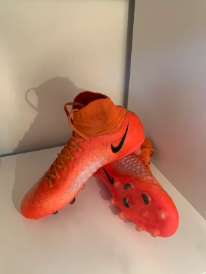 Nike Magista Obra II - 40,5 EU - Nike Magista Obra 2 i storlek 40,5 EU. De är i väldigt bra skick. Använda ett fåtal gånger. Kontakta oss här, via mejl eller Instagram om ni är intresserade. Mvh Rshoes