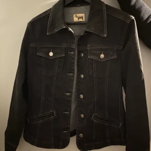 Vintage Jeans jacka - Vintage jeans jacka. Säljer för att jag inte använder den längre.