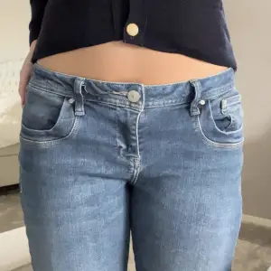 Säljer de väldigt populära Ltb jeansen i modellen Valerie.  Knappt använda, mycket fint skick. Passa på!! 😇 (jag brukar vanligtvis ha M i jeans)står ej för frakten.