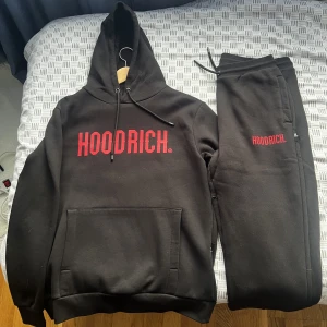 Hoodrich dress - Säljer dressen för att det inte är min stil längre. Storleken på byxorna är XL och passar som M. Koftan är storlek M. Skriv gärna för info eller bilder.