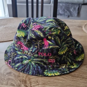 Hatt polo ralph lauren - Cool fiskehatt från ralph lauren. Går att vända ut och in för att byta färg till mörkblå. Nypris 900