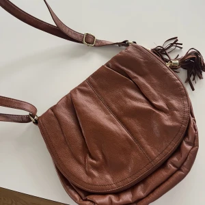 Vintage  väska - Jätte fin väska som inte används❤️ justerbara band, och ett fack uppe på❤️ finns flera bilder❤️ lite slitningar och en liten fläck men kan fixa bilder🥰