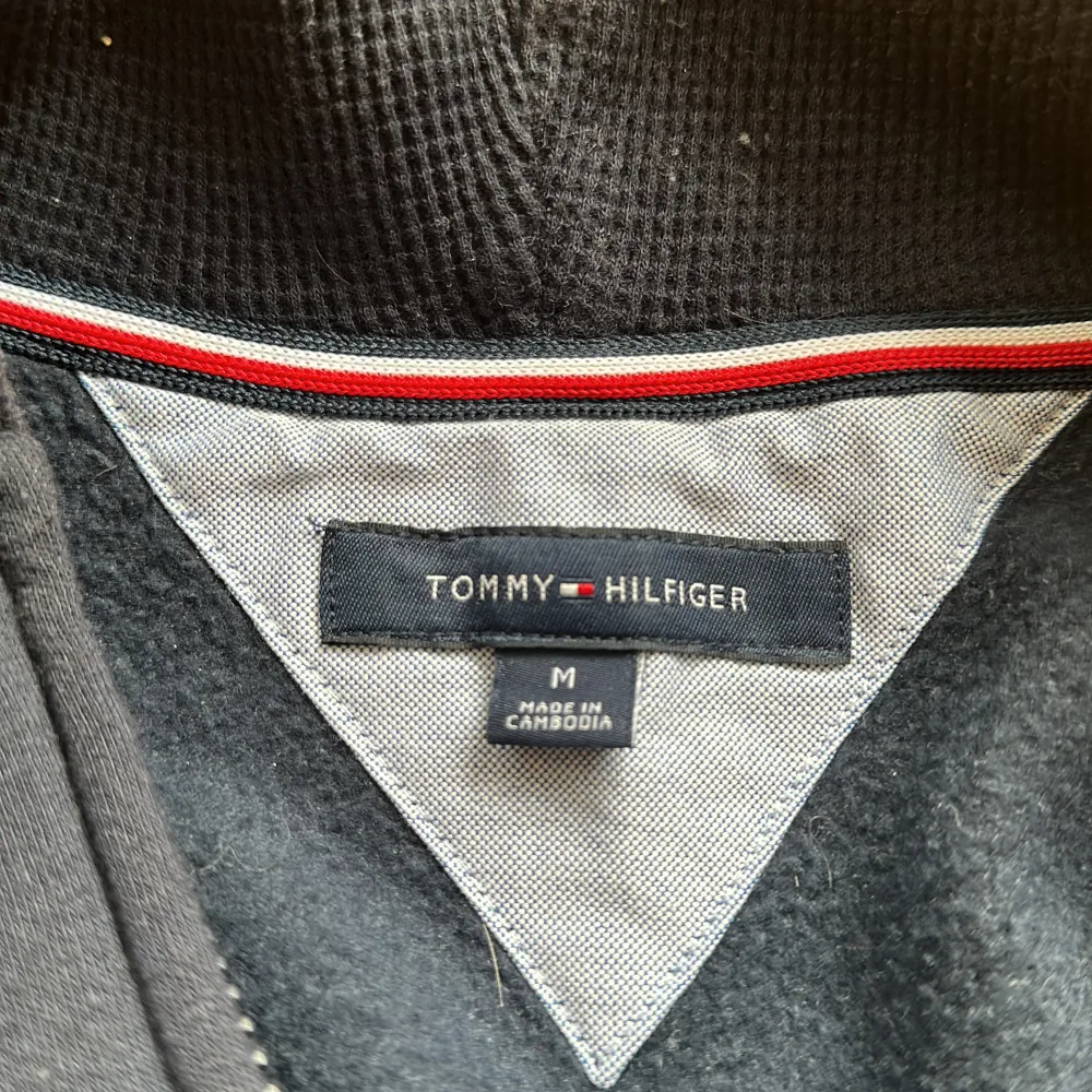 Tommy hilfiger zip hoodie skick 9/10 i storlek  Nypris ca 1400kr . Hoodies.
